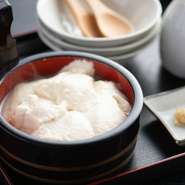 佐賀県の濃厚な豆乳を使い、昔ながらの製法でつくる「くみ上げ豆腐」です。注文を受けてからつくるので、出来立てほやほやの温かなお豆腐をいただけます。とろとろでとっても濃厚。
