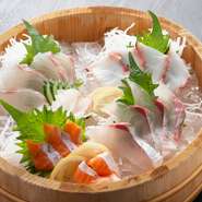 信頼できる鮮魚店より入荷する、その日のおすすめ鮮魚をお造りで。ある日のオススメは「平目、サーモン、シマアジ、タコ」。お好みで単品でも盛合わせでも相談できます。

