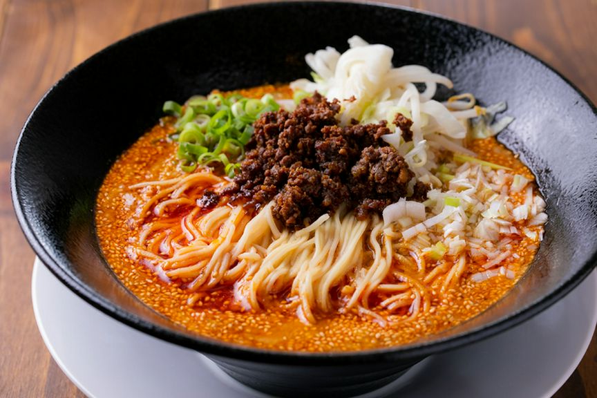 地元の卵麺がスープ良く絡む、クセになる味わい『担々麺』