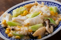 一般的な中華料理では、ちょっと珍しい「ミルク炒め」。エバミルクを使い、クリーム煮をまろやかにしたような絶妙な逸品に仕上げています。紋甲イカを丁寧に飾り切りすることで、やわらかくもちっとした食感に。

