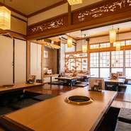 日本家屋をリノベーションした店内は、ゆったりと過ごせる落ち着いた空間。テーブル10席、個室席や掘りごたつ席も用意され、さまざまなシーンに対応可能です。くつろぎの時間を満喫してみませんか。