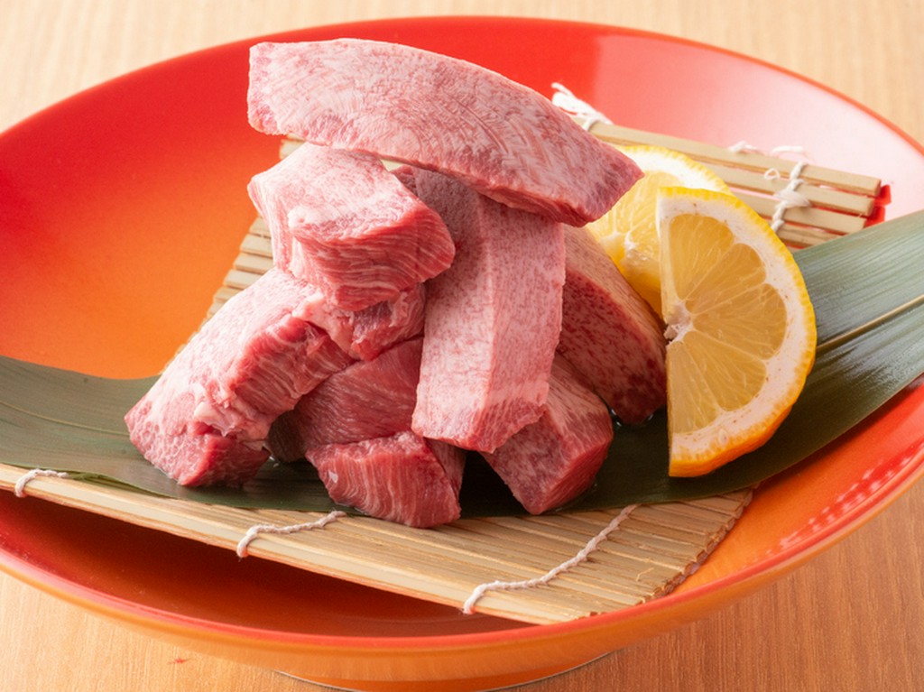 厚く切って提供。旨み・甘み・柔らかさを堪能する「生牛タン」