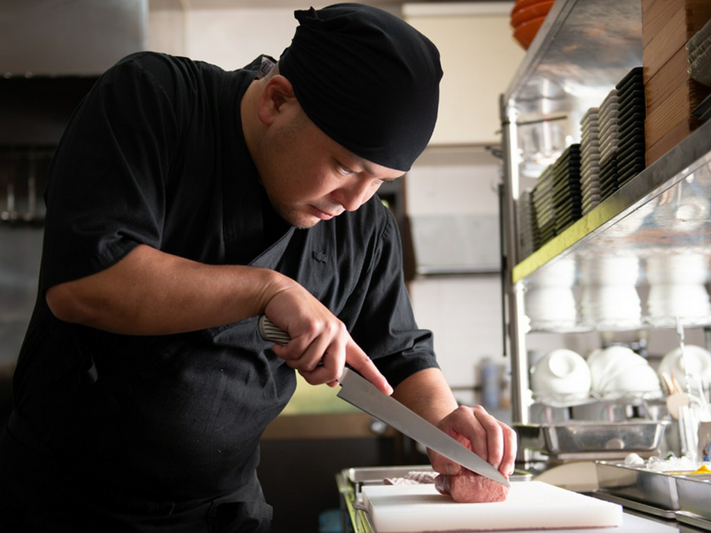 焼き方や部位を説明。コミュニケーションを大切にもてなしを行う