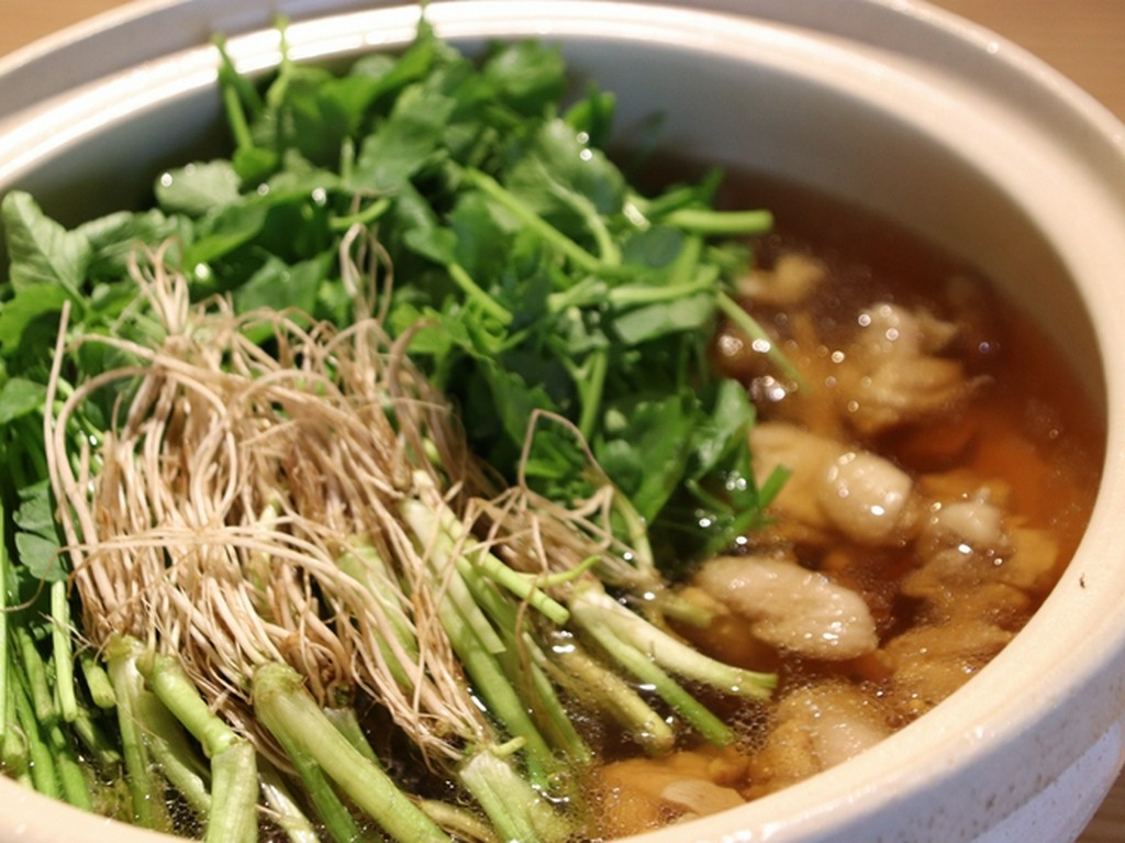 シンプルだけど…旨い!!根っこが命の逸品料理!!せり鍋です。