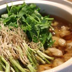 シンプルだけど…旨い!!根っこが命の逸品料理!!せり鍋です。