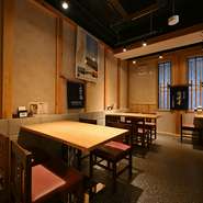 和を基調とした店内は、木の香りがほのかに漂う癒やしの空間。落ち着いた雰囲気で、旬の食材を使った料理を食べながら、ゆっくりと季節に合ったお酒を楽しめます。