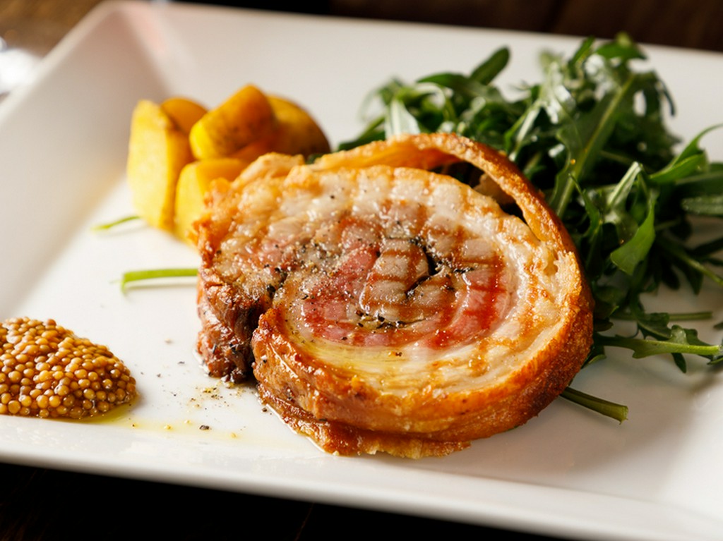 皮付き豚バラをカリッとジューシーに焼き上げた『沖縄県産ロイヤルポークのポルケッタ』