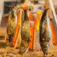 季節ごとに厳選した旬の鮮魚を店内の炉端で焼き上げてくれます。日本人が本来食べてきた素晴らしい味を楽しめるのが魅力。皮はパリッと、中はホクホクで感動するおいしさです。