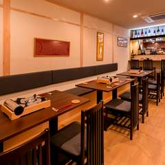 明るく清潔感のある和モダンな空間で、肩肘張らずにリラックス