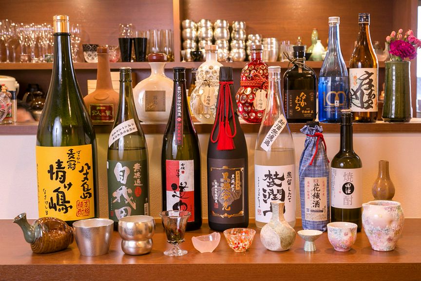 お酒を熟知した店主が、九州や八丈島の焼酎を50種類ほど用意