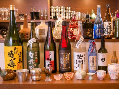 お酒を熟知した店主が、九州や八丈島の焼酎を50種類ほど用意
