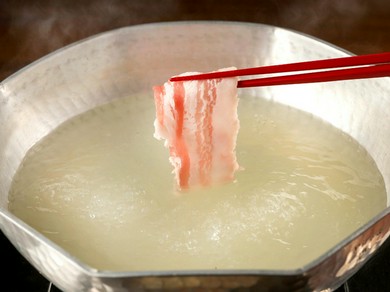柔らかく繊細な味わいの白金豚を贅沢に使った出汁しゃぶしゃぶ