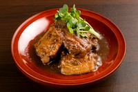 豚バラ軟骨を焼酎と味噌で煮込んだ鹿児島の伝統料理。一般的な和食の味噌煮込みとは異なり、まるでビーフシチューのようなコクのある味わいが楽しめます。焼酎との相性も抜群です。