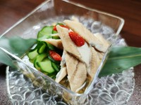 やわらかくて旨味たっぷりのあなごと、シャキシャキとした食感のきゅうりは相性抜群。味と食感のコントラストを楽しめます。