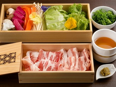 上品な脂の旨みが広がる、あっさりヘルシーな『白金豚のしゃぶしゃぶ』