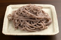 豚しゃぶの〆に供されるのは、古代米を練り込んだコシの強いうどん。米特有のもっちり感があり、噛めば小麦の豊かな風味が広がります。白金豚の旨みが溶け込んだ鍋に投入して、あご出汁で召し上がれ。