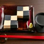 店内の黒板メニューもチェック。季節の料理をお酒と一緒に