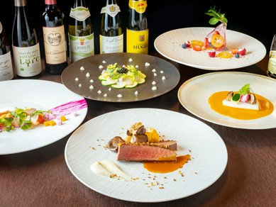 多彩な料理を食べられる飲み放題付きのコース料理