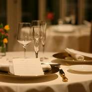 結婚式場だからこそのロマンチックな雰囲気の中で美味しいお料理と美味しいお酒をお楽しみ頂けます。ご希望があればチャペルや大階段もご案内致します。