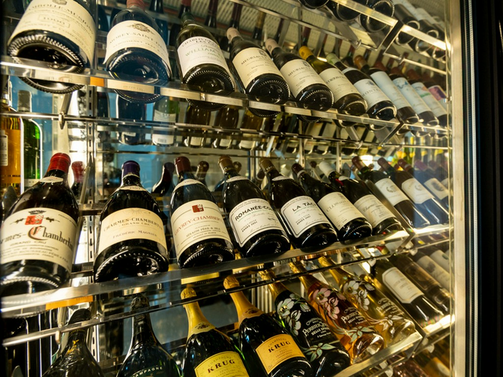 大型のワインセラーに世界各国のワインを幅広くご用意♪