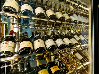 大型のワインセラーに世界各国のワインを幅広くご用意♪