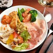 視覚から食欲をそそるように、前菜が華やかに盛り付けられています。2～3名様でも十分満足できるような料理の種類となっており、デートや友人同士で訪れた時の一皿目にもぴったりです。