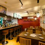 地域の方に長く愛される店にしたい、というオーナーシェフの想いが詰まった温かみのある店。バルのように明るい雰囲気で、気軽に利用でき、ゆったりとくつろげる空間となっています。