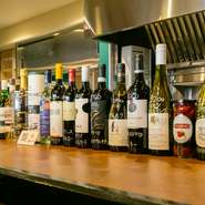 ワインリストは無く、常時30種類以上用意されたボトルワインの中から、直接手に取って選べるシステム。ボトルに直接価格・産地・ブドウの種類を書き込んでカウンターに並べてあります。