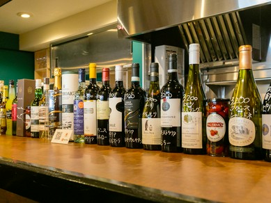 カウンターに並ぶ30種類以上のボトルワインから、自由に選択