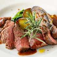 ランプ・イチボ・モモなど赤身部位を、その時々で厳選して仕入れ、網焼きにしてくれます。適度にさしが入った赤身と、脂のバランスが良いので、とても柔らか。濃厚な赤ワインのソースと相性抜群です。