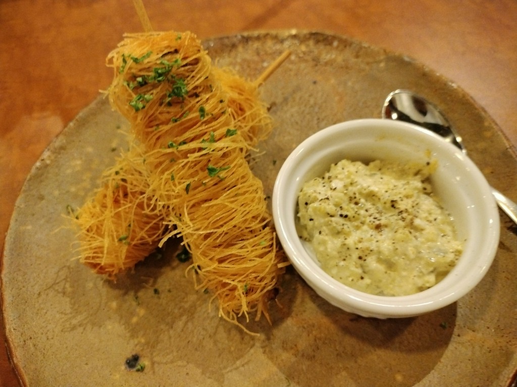 地ダコのカダイフ巻き串揚げ　自家製タルタルソース