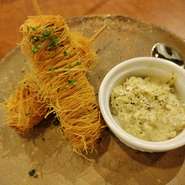 地物の鮮度の良い生タコをカダイフで巻いた串揚げ　自家製のタルタルソースを添えて