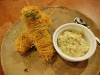 地物の鮮度の良い生タコをカダイフで巻いた串揚げ　自家製のタルタルソースを添えて