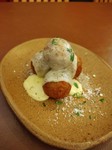 タコのミンチで炊き上げたリゾットで作ったライスコロッケ。
とろけるラクレットチーズをからめてどうぞ。