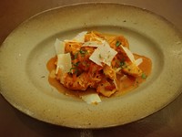 トリッパ（牛の胃袋）を生ハム、香味野菜と一緒にトマトで煮込みました
