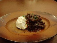 柔らかくなるまで3時間、じっくり煮込んでいます