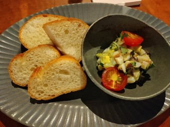 生タコとアボカドのタルタル　バケット添え