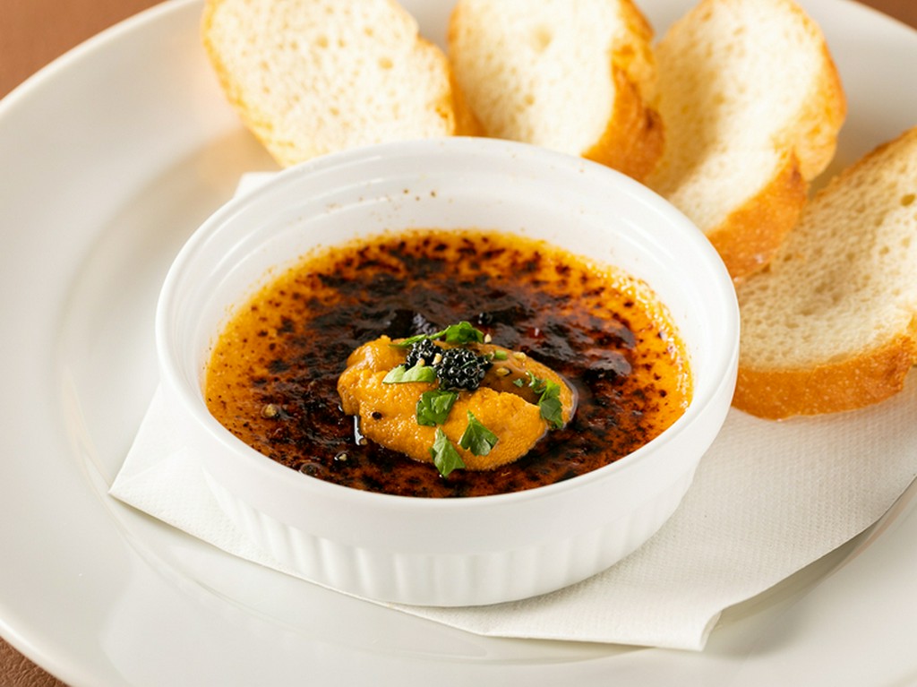 上下の食感の違いを楽しめる『ウニのクレームブリュレ』