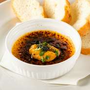 下は卵黄・生クリーム・トマトソースがベースでしっとりとなめらか。上はパルメザンチーズをバーナーでカリッとした食感に炙ってあります。食感とバランスにこだわった、甘くないクレームブリュレです。