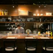 一人でも、お二人でも。雰囲気ある自慢のカウンター席