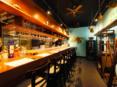 大人おしゃれな店内でワインを