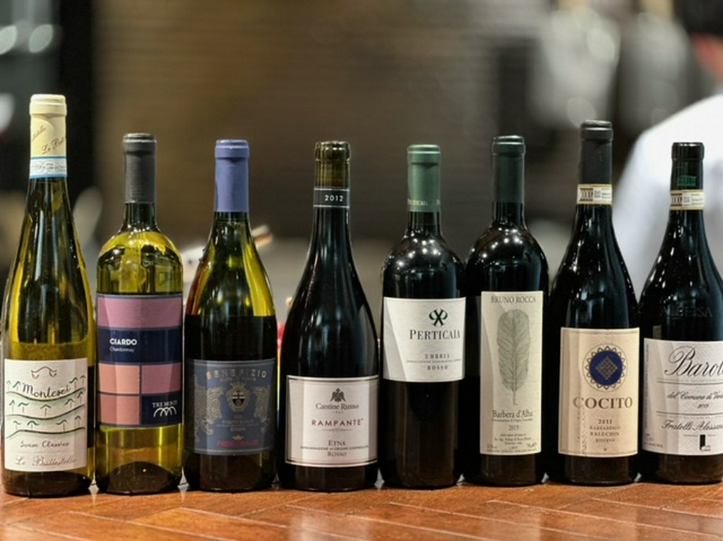 常時入れ替える豊富なワイン、悩むときはスタッフに相談を