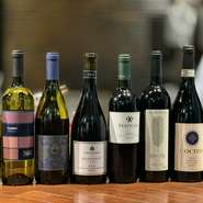 イタリアやフランスなど、各国から揃えられたワインが用意されています。ゲストの好みや料理に合わせ、ワインはグラスでも提供。食後酒の種類も豊富で、スイーツと一緒にデザートワインを頼むのもオススメです。