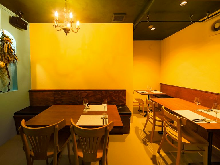 シャンデリアの灯に包まれたテーブル席は、ムードも満点