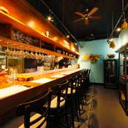 ワインを飲みながらいろいろな料理を楽しんでほしいと、料理は小皿で提供。一人で訪れても、あれこれ料理をいただきながらワインを堪能することができます。二次会や三次会、待ち合わせなどにも好適。