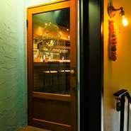 広島電鉄、胡町停留所から徒歩4分、薬研堀ビルの2階にある【Calma】。店へと続く階段を上ると見えてくる店の入り口は、賑やかな街並みの中にひっそり佇む隠れ家のようです。その暖かな雰囲気に人々が集います。