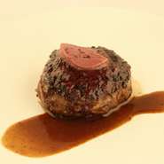 ゴロゴロした触感の挽肉とハーブを効かせたハンバーグは赤ワインを誘う味です