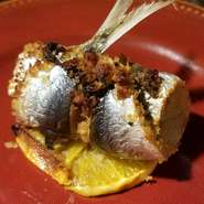 シチリア島の郷土料理。オレンジの風味がイワシの旨みとマッチ。