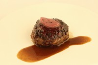 ゴロゴロした触感の挽肉とハーブを効かせたハンバーグは赤ワインを誘う味です