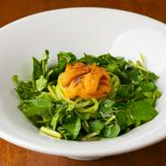 広島のご当地グルメ「ウニクレソン」とパスタを合わせた新感覚のアレンジメニュー。あっさりした味わいと控えめな量は、飲んだ後でもペロリと食べられてしまいます。ワインのアテとしてもオススメな一品です。